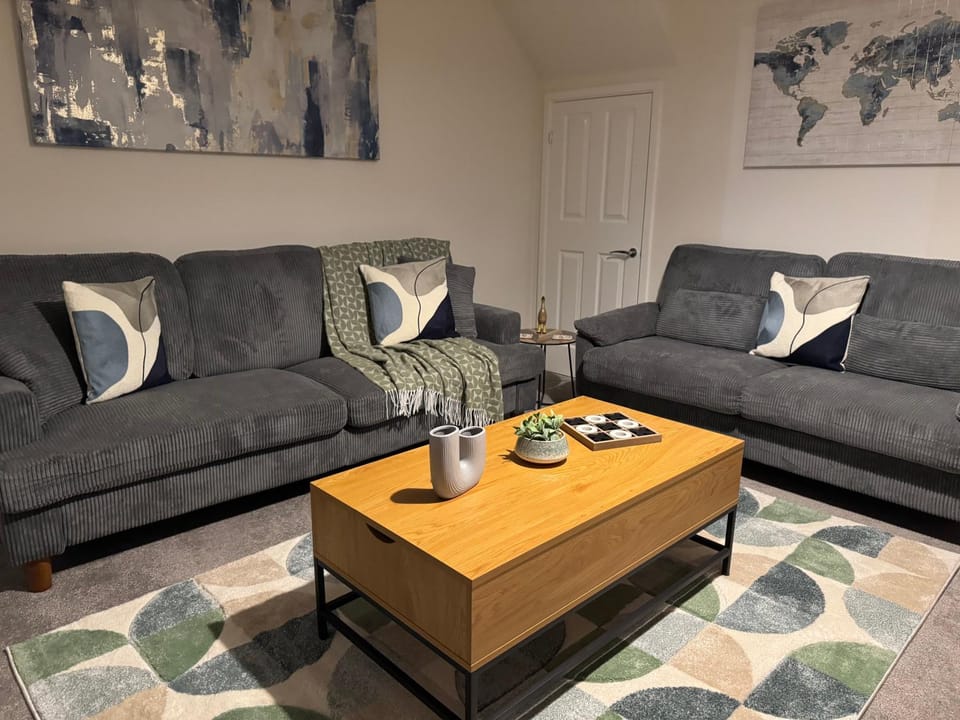 Near Rolls Royce | Big Beds | Wi-Fi | Driveway | 6 House in Derby