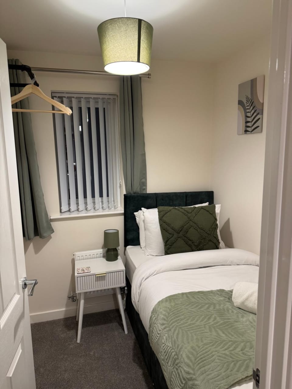 Near Rolls Royce | Big Beds | Wi-Fi | Driveway | 6 House in Derby