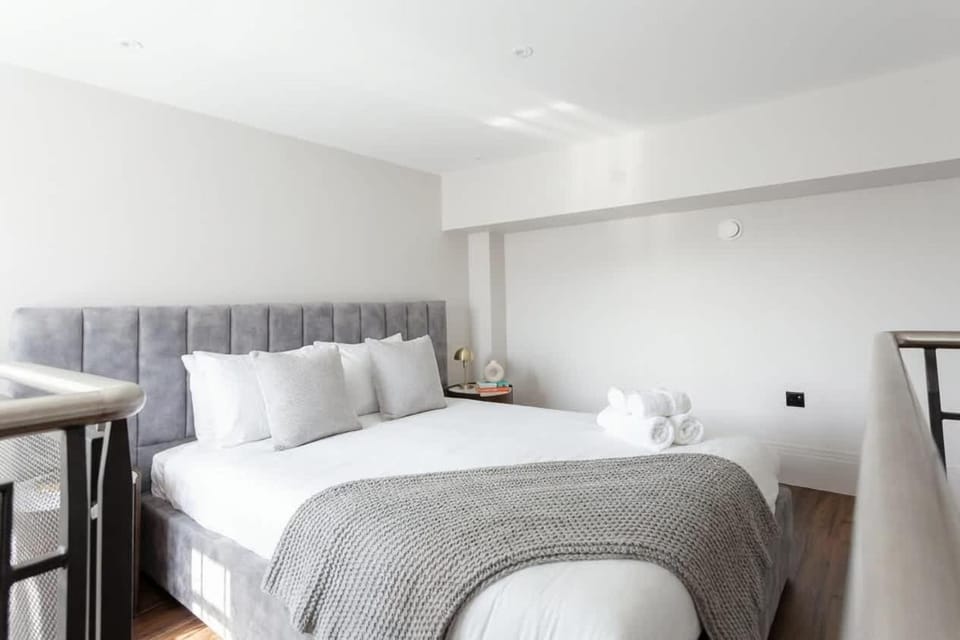 Modern Central Hastings Mezzanine Studio nr Beach Apartment in Hastings