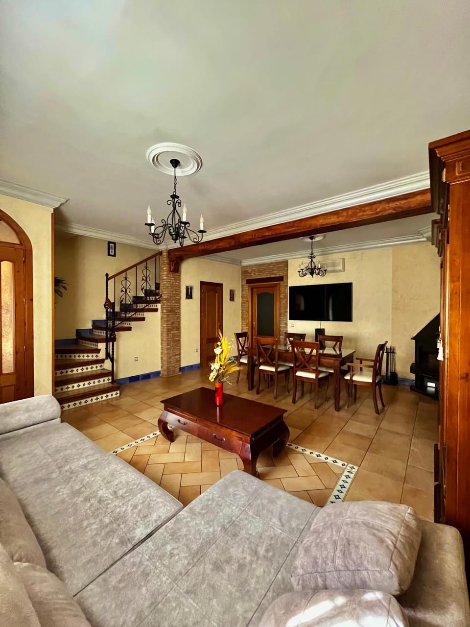 Communal lounge/ TV room, TV and multimedia, Living room, Seating area, Evening entertainment