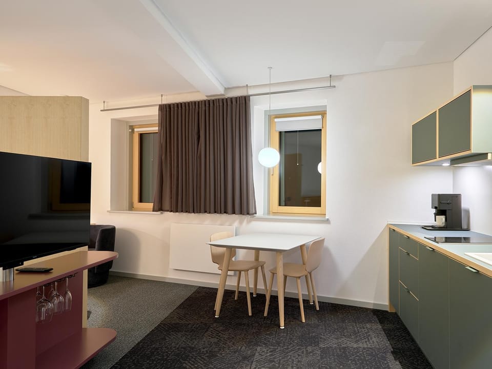 TV and multimedia, Kitchen or kitchenette, Living room, Seating area, Dining area