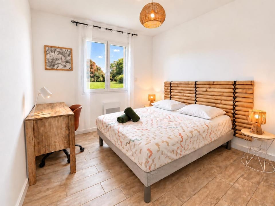 Bed, Photo of the whole room, Dining area, Bedroom, towels