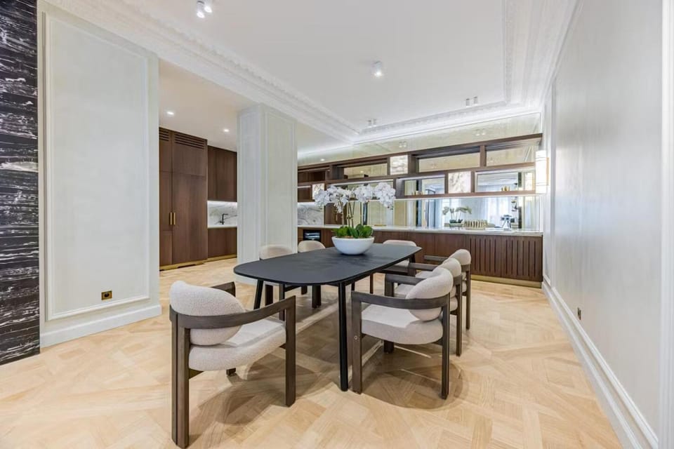 Kitchen or kitchenette, Seating area, Dining area