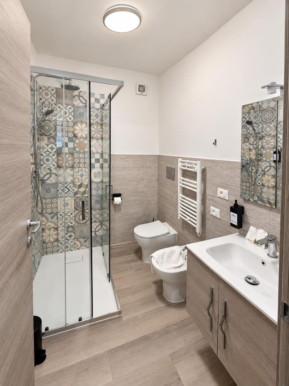 Shower, Toilet, Bathroom, bidet, towels