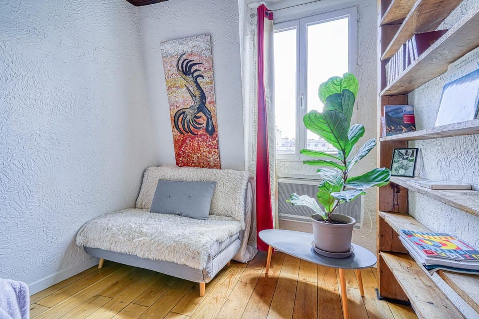Bed, Library, Living room