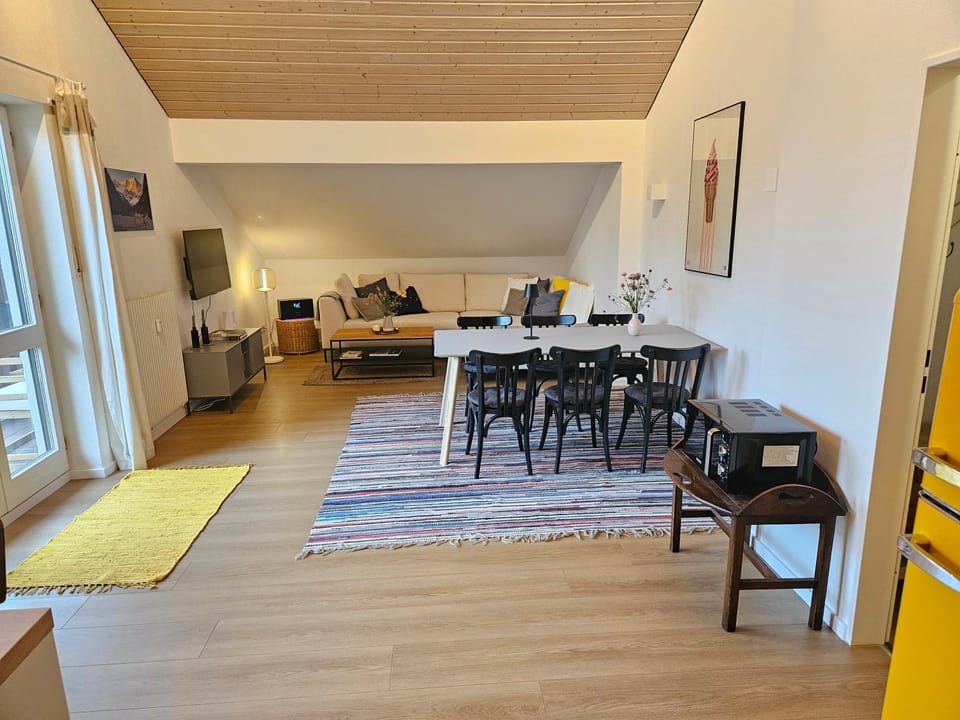TV and multimedia, Living room, Seating area, Dining area