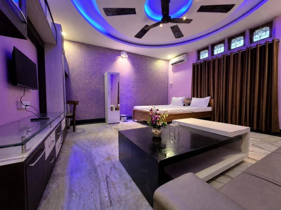 Bed, TV and multimedia, Bedroom