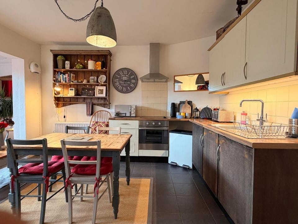 Kitchen or kitchenette, Seating area, Dining area