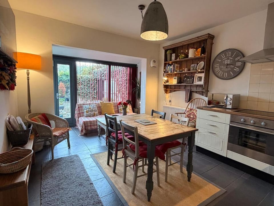Seating area, Dining area
