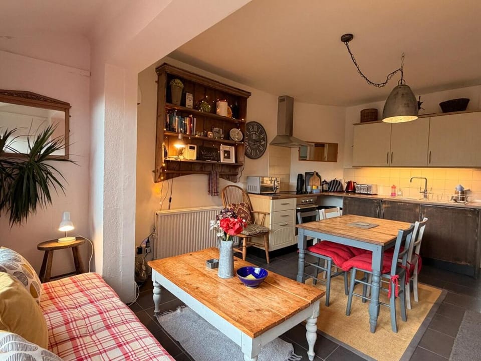 Kitchen or kitchenette, Seating area