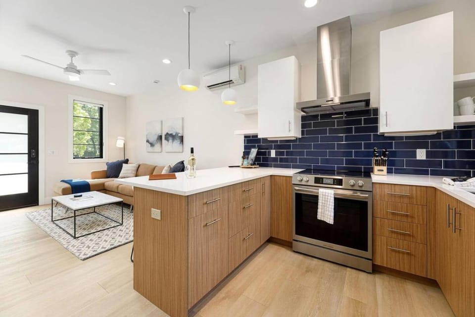 Hamilton Place Bayside Building 8BR Near Downtown Beaches House in Traverse City
