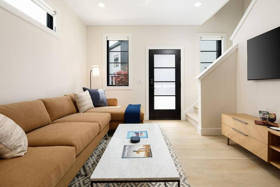 Hamilton Place Bayside Building 8BR Near Downtown Beaches House in Traverse City