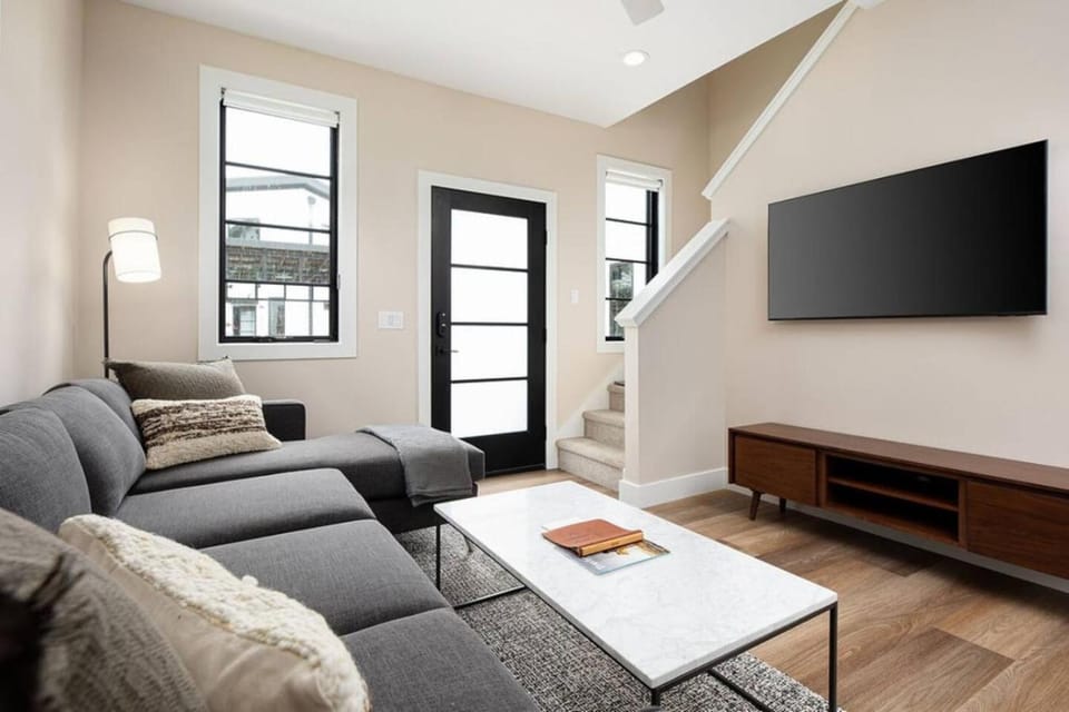 Hamilton Place Sagewood Building 6BR Near Downtown Beaches House in Traverse City