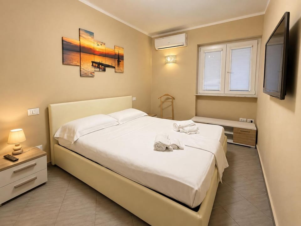 Communal lounge/ TV room, Bed, TV and multimedia, Photo of the whole room, Evening entertainment, Bedroom, towels