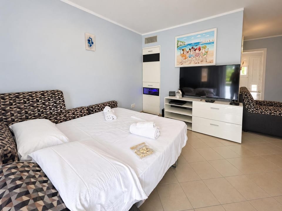 Communal lounge/ TV room, Bed, TV and multimedia, Living room, Photo of the whole room, Seating area, Evening entertainment, Bedroom, towels
