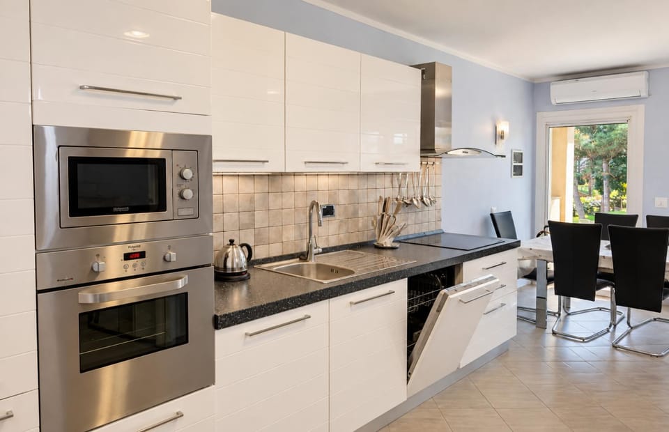 Kitchen or kitchenette, Dining area, dishwasher, minibar, oven, pet friendly, stove, toaster