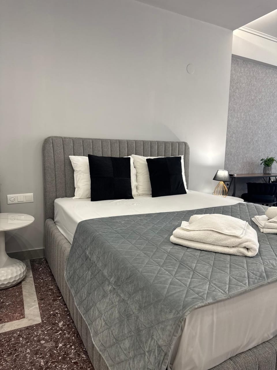 Bed, Bedroom, towels
