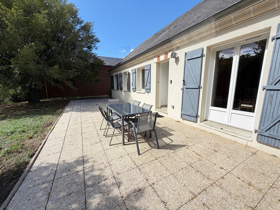 Property building, Patio, Garden, Balcony/Terrace, Dining area, Garden view, Parking, sunbed