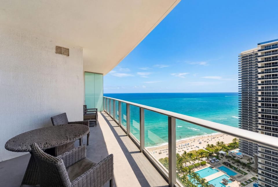 Oceanfront Luxury Apartment Right on the Beach with Pool and Gym Apartment in Hollywood Beach