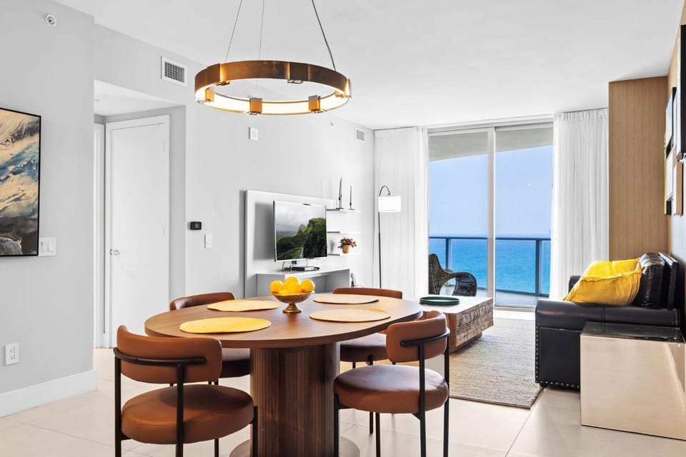 Oceanfront Luxury Apartment Right on the Beach with Pool and Gym Apartment in Hollywood Beach