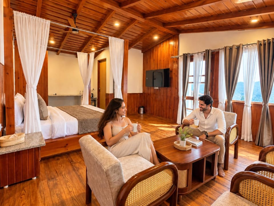 Bed, People, TV and multimedia, Living room, Photo of the whole room, Seating area, Bedroom, Guests, group of guests