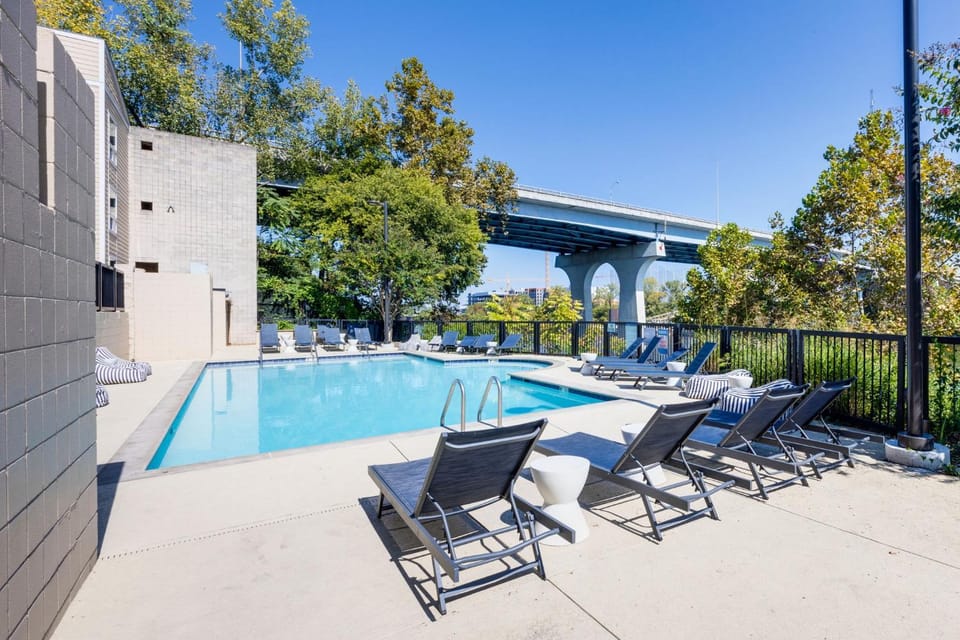 Glam Suite w Swings-Bach Pad-Pool-Downtown Apartment in East Nashville