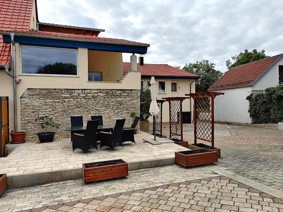 Property building, Patio, Balcony/Terrace