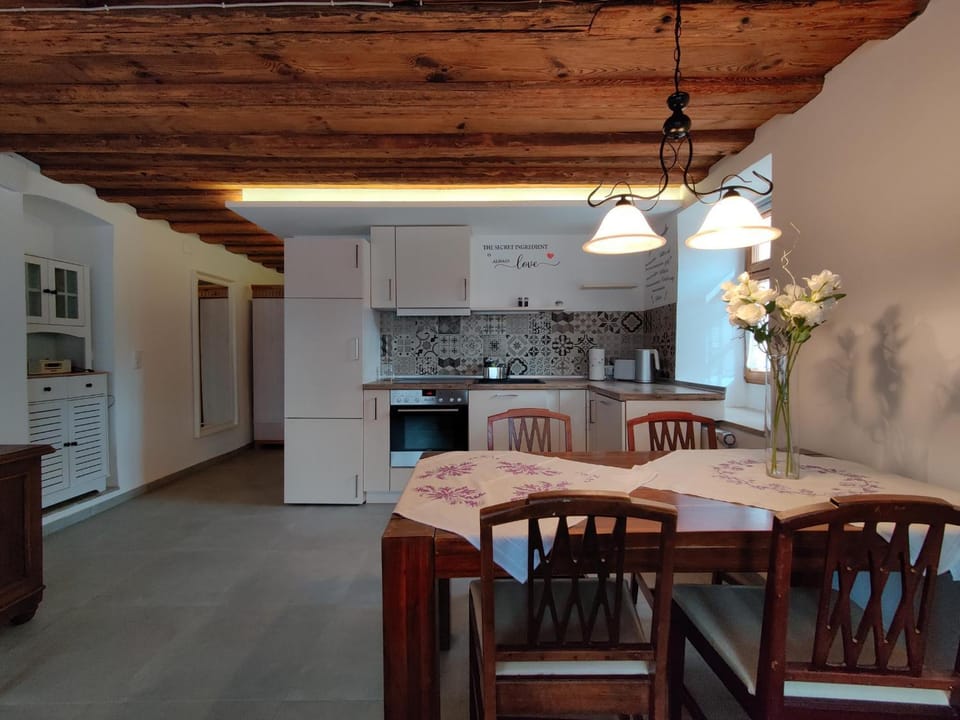 Kitchen or kitchenette, Dining area, minibar, oven, stove