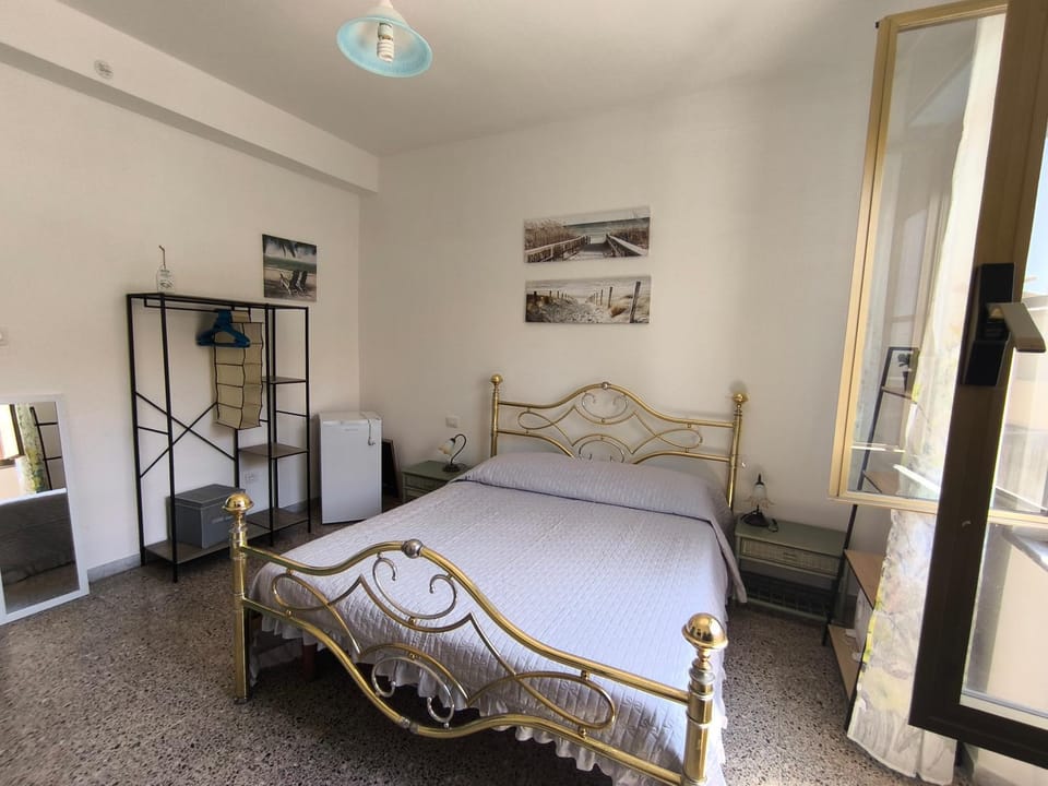 Cerulean Harbour ROOMS - WiFi, AC, 5 minutes from the Beach, Parking, Terrace, Air Conditioning Bed and Breakfast in Cagliari