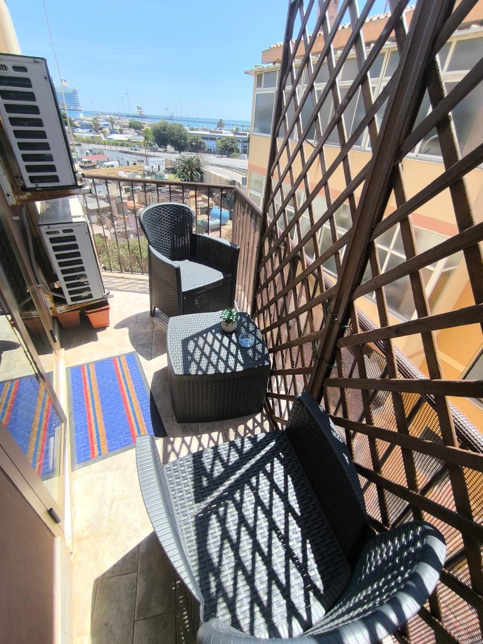 Cerulean Harbour ROOMS - WiFi, AC, 5 minutes from the Beach, Parking, Terrace, Air Conditioning Bed and Breakfast in Cagliari