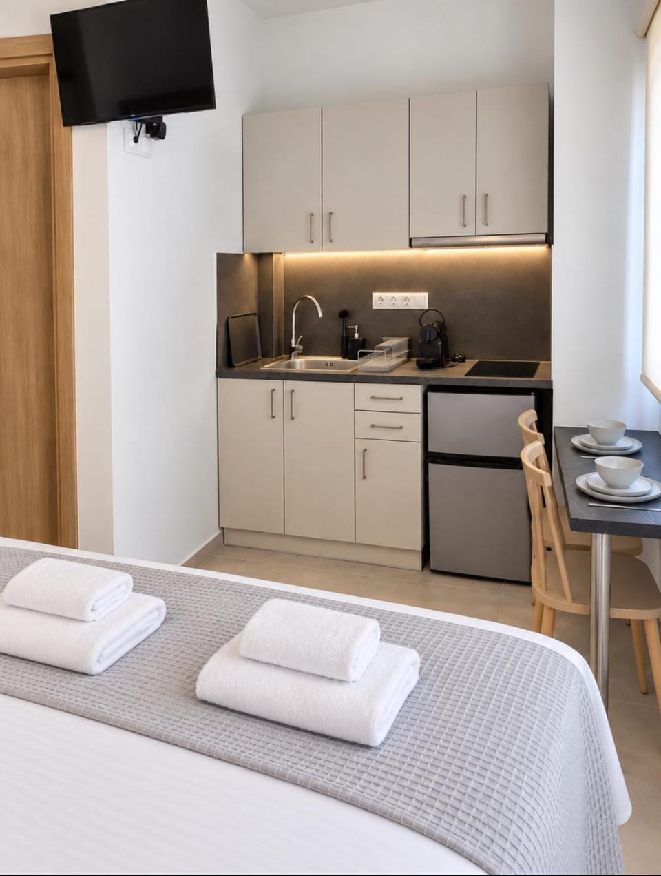 Bed, TV and multimedia, Kitchen or kitchenette, Photo of the whole room, stove, towels