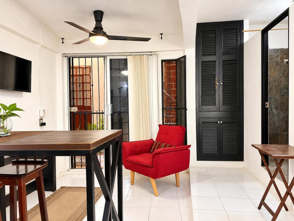 TV and multimedia, Living room, Seating area, Dining area