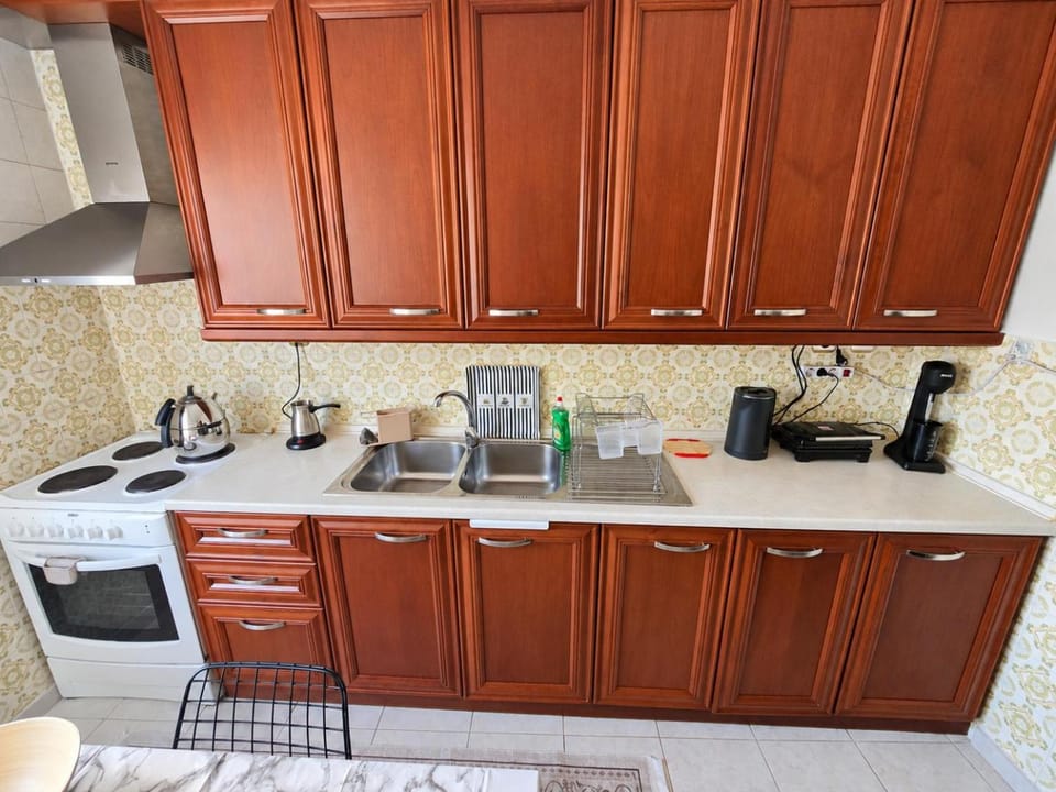 Coffee/tea facilities, Kitchen or kitchenette, stove