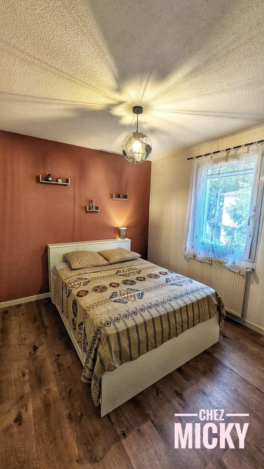 Chez Micky- T2 cosy avec clim, parking et terrasse - Proche gare Apartment in Nimes