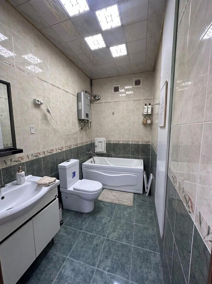 Toilet, Hot Tub, Bathroom, Spa and wellness centre/facilities