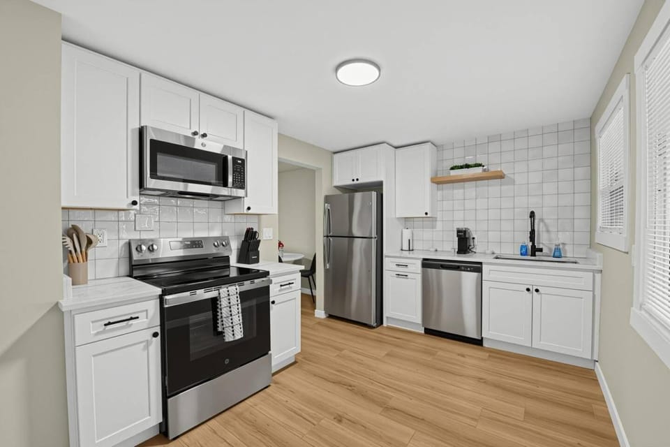 King Bed Stadium District Gem Apartment in Tacoma