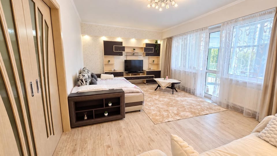 Bed, TV and multimedia, Living room, Photo of the whole room