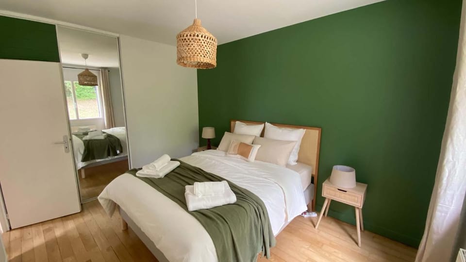 Bed, Photo of the whole room, Bedroom, towels