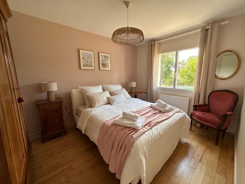Bed, Photo of the whole room, Bedroom