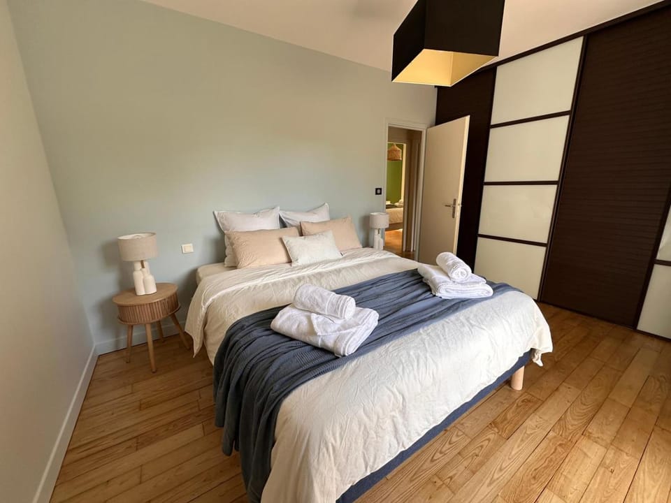 Bed, Photo of the whole room, Bedroom, towels