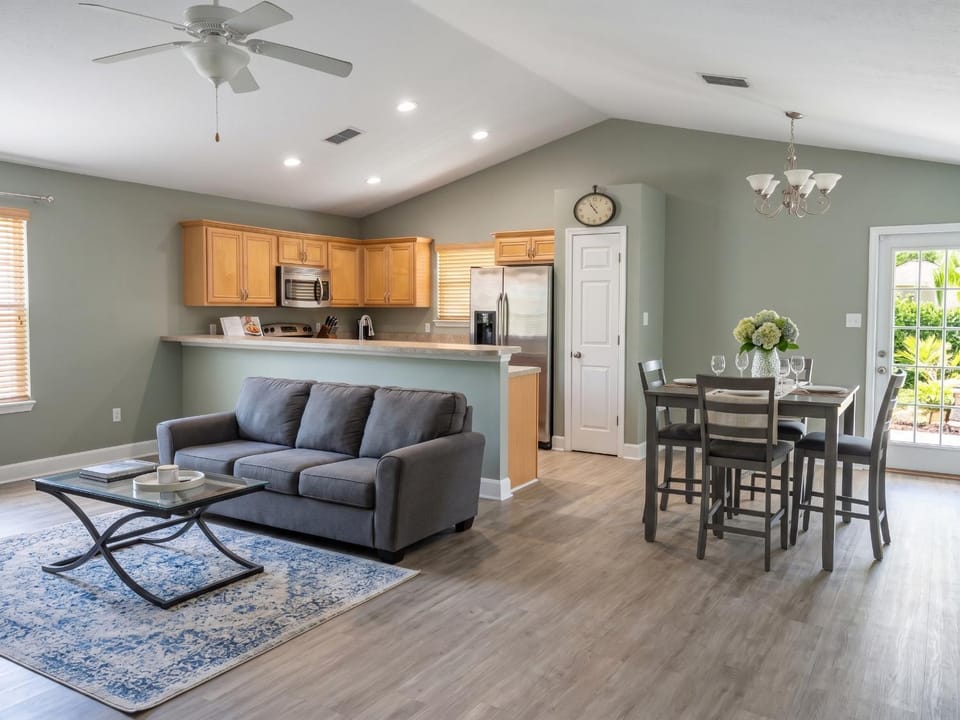 Kitchen or kitchenette, Living room, Seating area, Dining area
