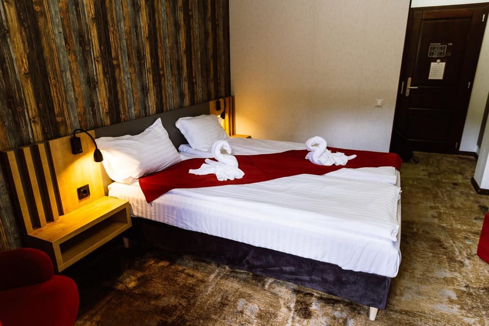 Bed, Bedroom, towels