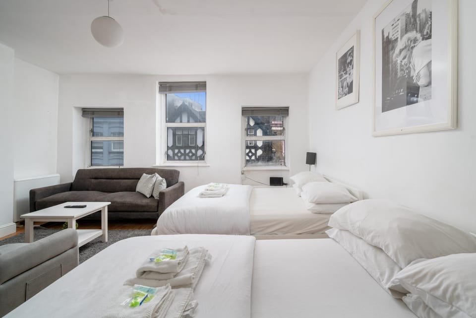 Oxford Street & Soho Square Apartment - Spacious Studio Suite, Full Kitchen, Two Double Beds, Stairs Access Apartment in City of Westminster