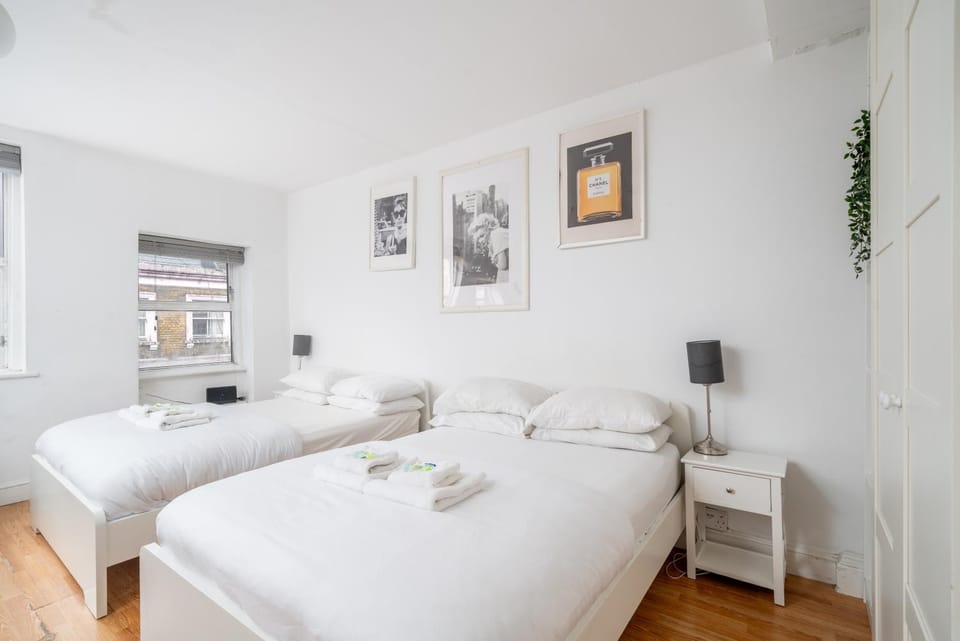 Oxford Street & Soho Square Apartment - Spacious Studio Suite, Full Kitchen, Two Double Beds, Stairs Access Apartment in City of Westminster
