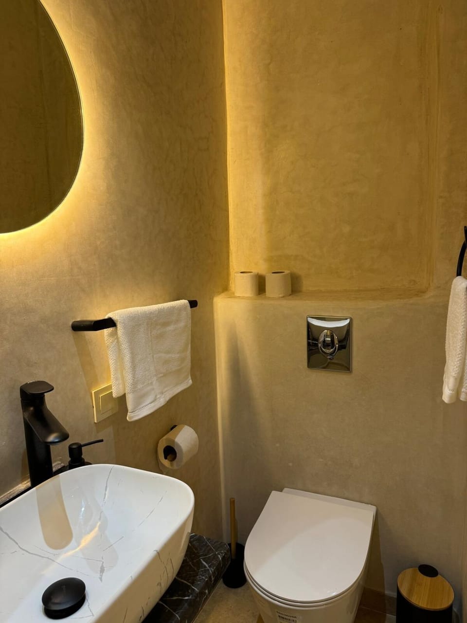 Toilet, Bathroom, towels