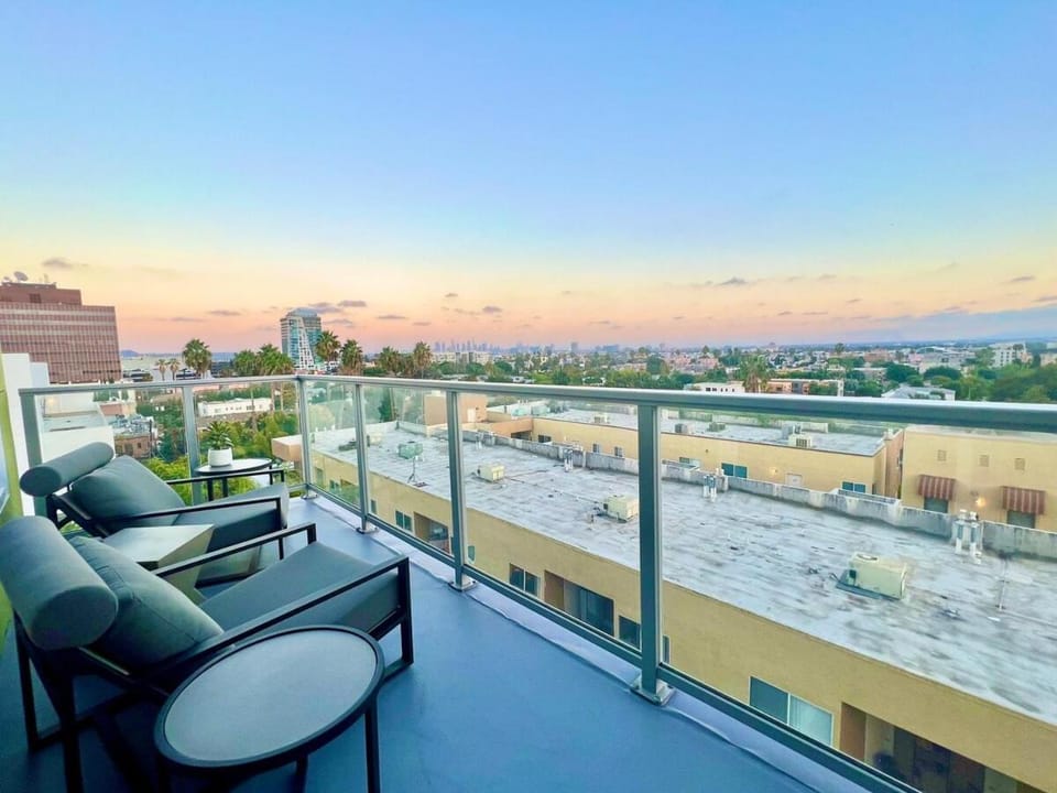 Hollywood Penthouse Corner 1BR with Balcony Apartment hotel in Hollywood