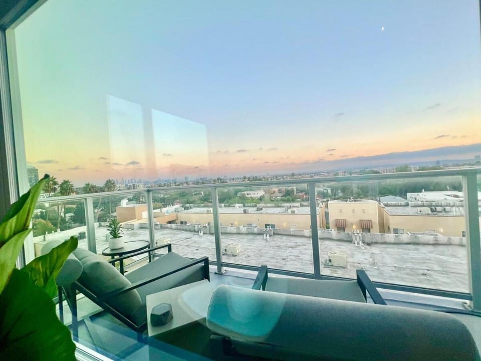 Hollywood Penthouse Corner 1BR with Balcony Apartment hotel in Hollywood
