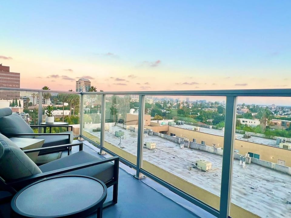 Hollywood Penthouse Corner 1BR with Balcony Apartment hotel in Hollywood