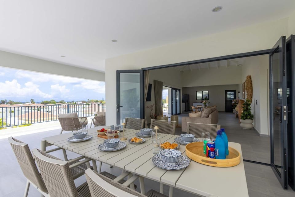 Altura - Luxury 3BR Penthouse by Mambo Beach Apartment in Willemstad