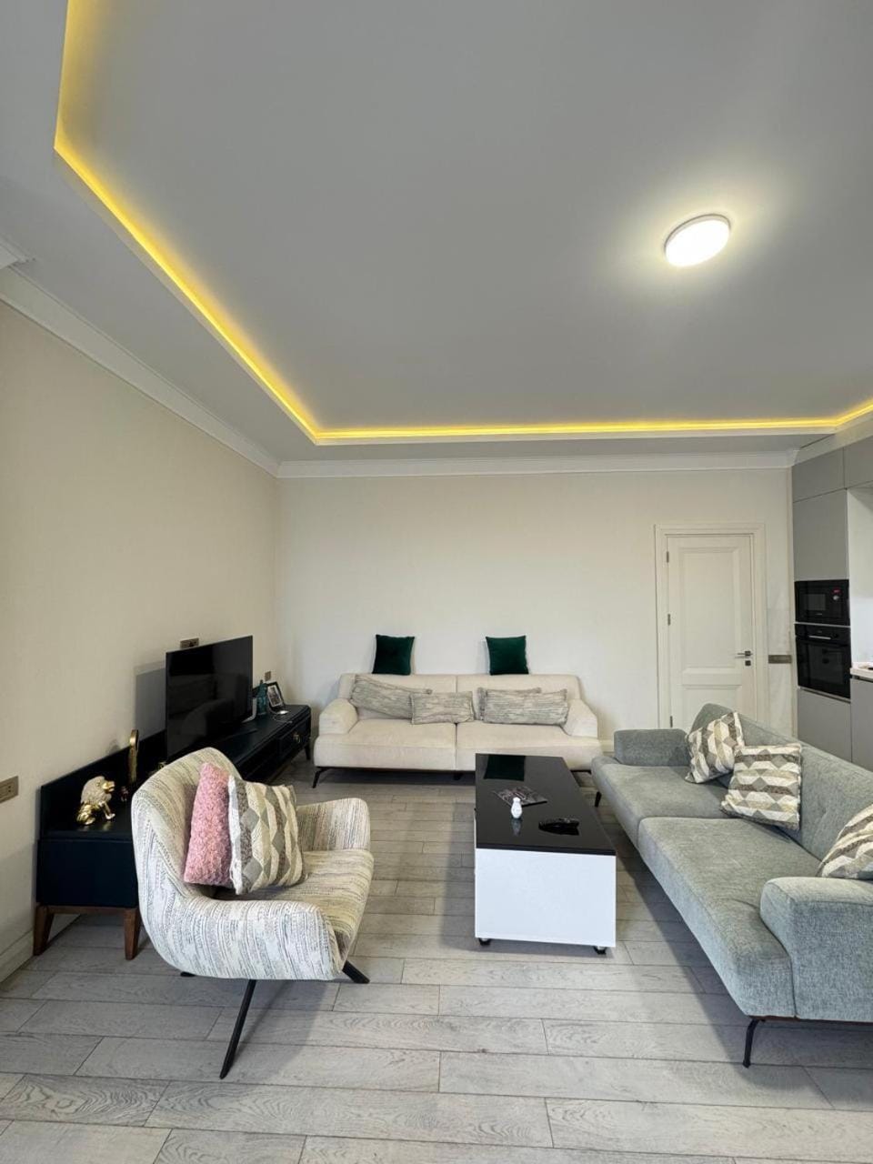 Bed, TV and multimedia, Living room, Photo of the whole room, Seating area, Bedroom